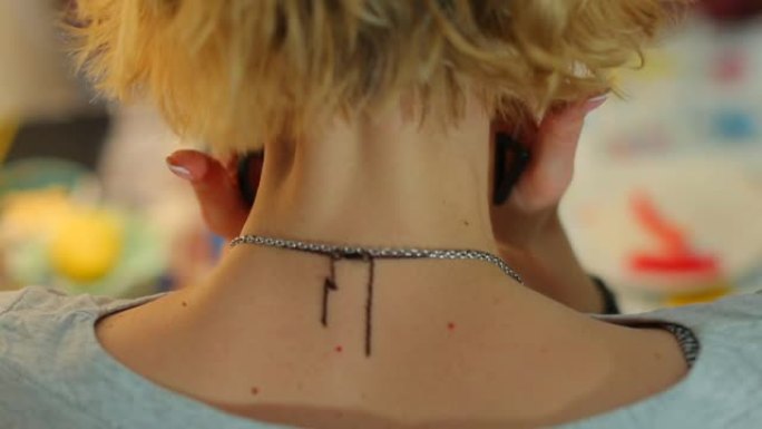 一个金发女孩脖子的特写镜头。