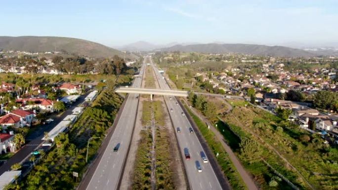 车辆移动的高速公路鸟瞰图。美国加利福尼亚州
