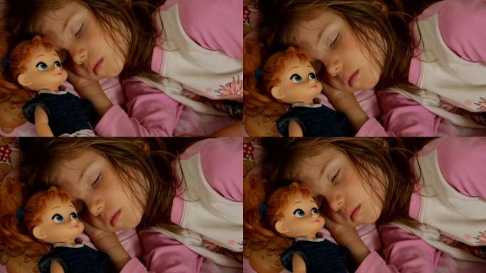 小女孩在晨光下和她的洋娃娃睡觉