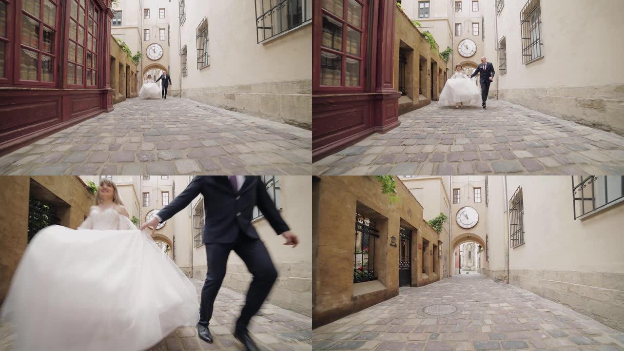 新婚夫妇在老城区中心奔跑。新娘和新郎。婚礼