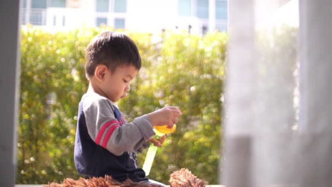 亚洲男婴在家玩玩具