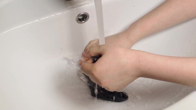 孩子的手洗袜子