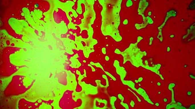 绿屏验血分析。绿色和红色墨水在表面上反应。视频描述血渍，传播疾病，使用放大的科学显微镜进行研究。油漆
