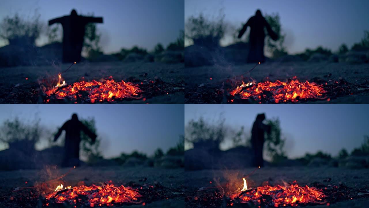 火焰后发光的煤在模糊的背景上死亡。