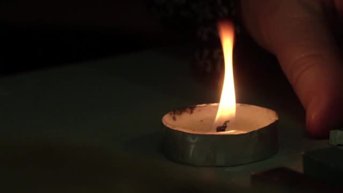 一根小蜡烛在桌子上燃烧