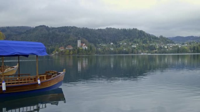 秋天流血的湖绿色青山湖光山色波光粼粼