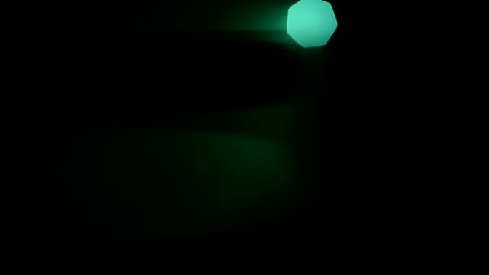 闪烁的模糊绿色七边形灯，手掌外观在黑色背景上