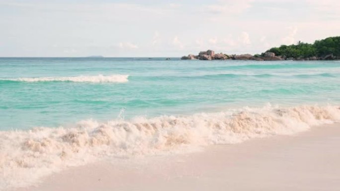 在沙滩上打破海浪夏日视频素材湛蓝浪花航行