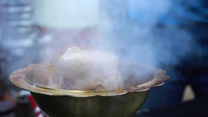 印度街头食品小贩通过在黄铜锅中煮沸的热陶罐中煮沸来制作tandoori masala chai茶