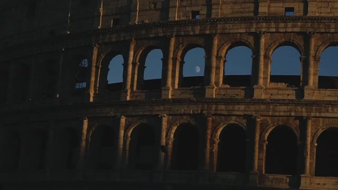 体育馆。罗马的历史建筑。透过拱门你可以看到月亮。