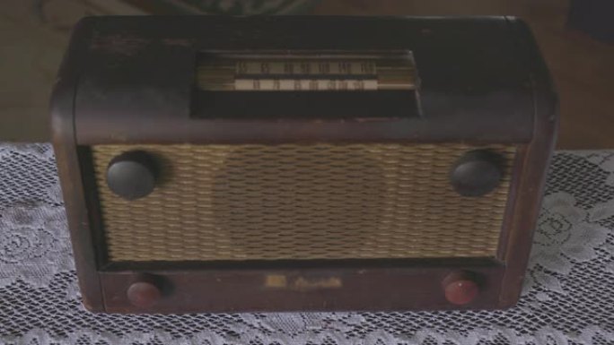 调整木制桌上带表盘的仿古木制收音机