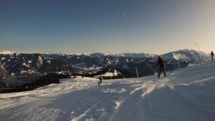 在阿尔卑斯山进行家庭滑雪的少女