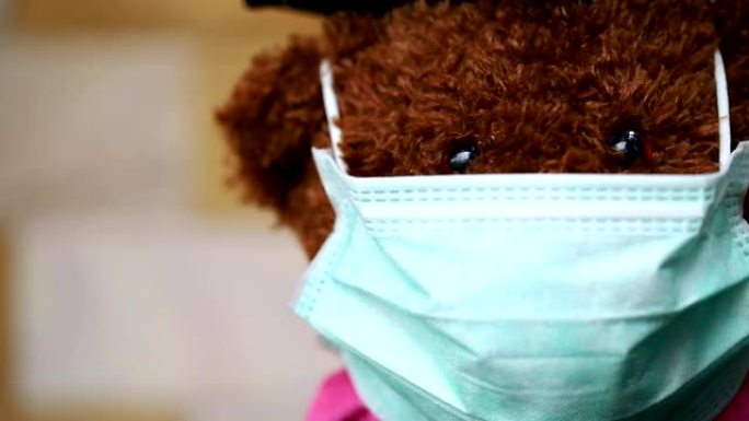 特写泰迪熊戴口罩，概念防PM2.5粉尘保健，潘射。