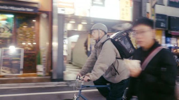 日本男性食品快递员在东京运送食物 (慢动作)