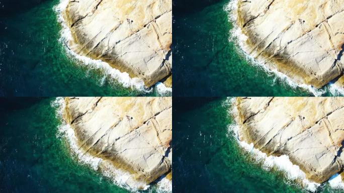 地中海的海浪，绿松石色，撞击在法国科西嘉岛的岩石上