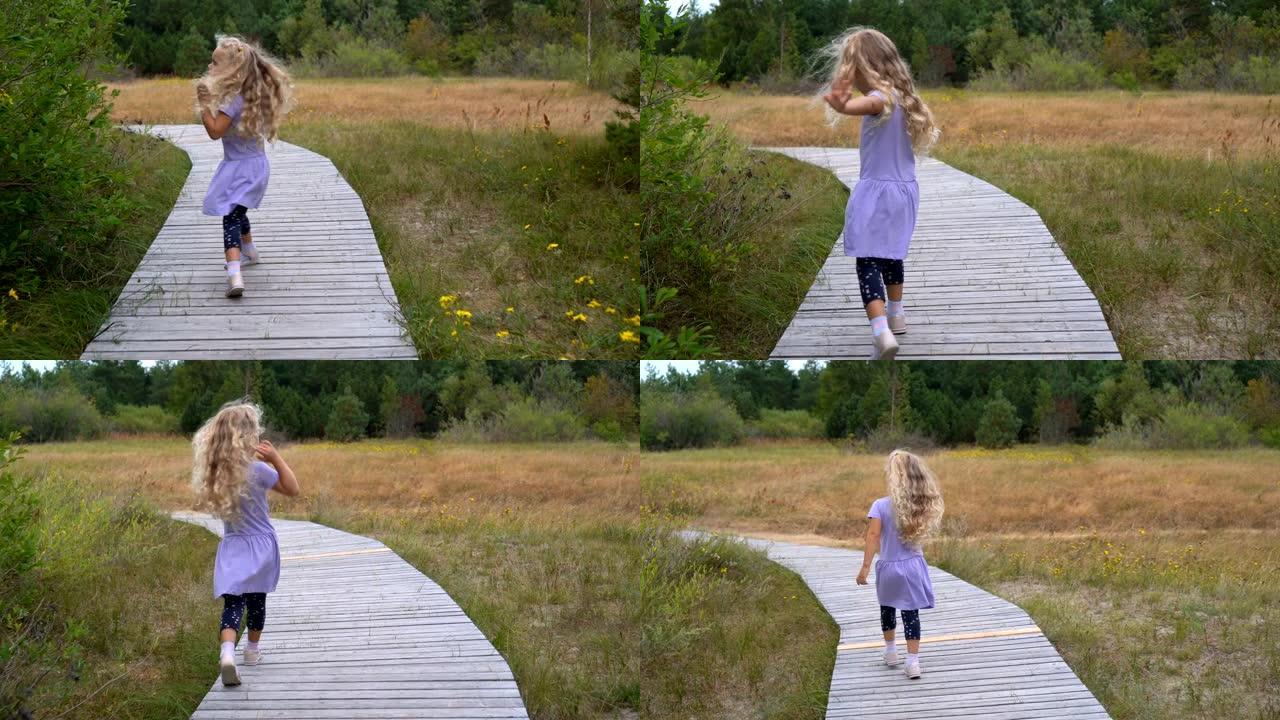 穿着紫罗兰色连衣裙的勇敢小女孩独自走在木路上