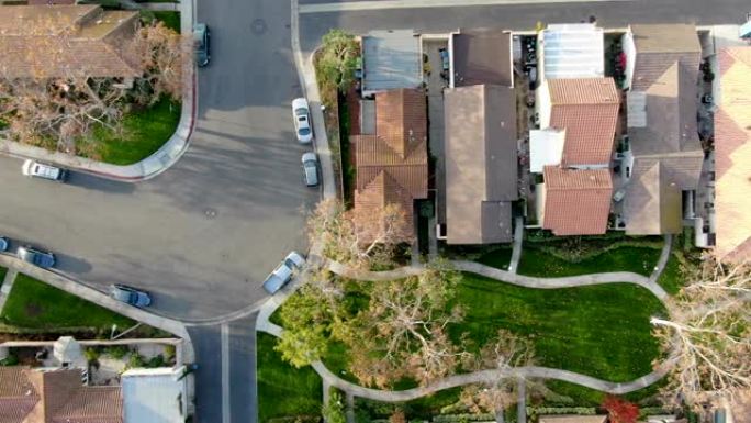 欧文中产阶级郊区社区的鸟瞰图，房屋彼此相邻