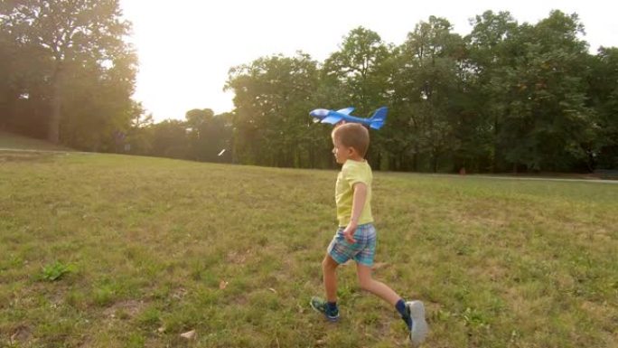 男孩手里拿着飞机玩具跑步