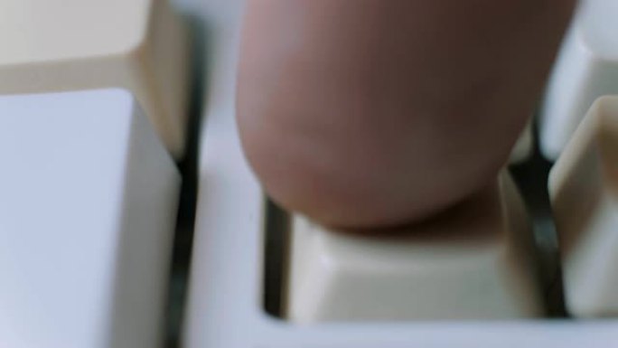 人类手指的特写镜头反复按下键盘上的删除键。