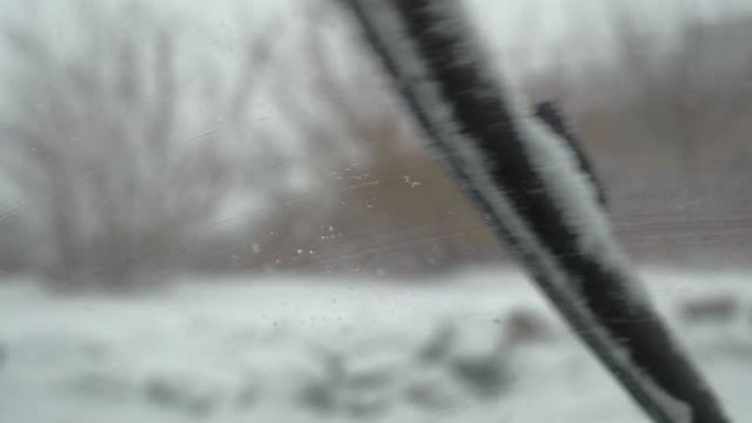 大雪穿过车窗大雪穿过车窗