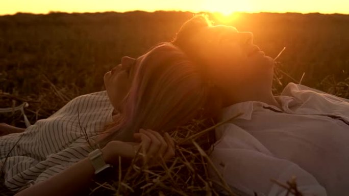 充满爱心的男人和女人正躺在草地上