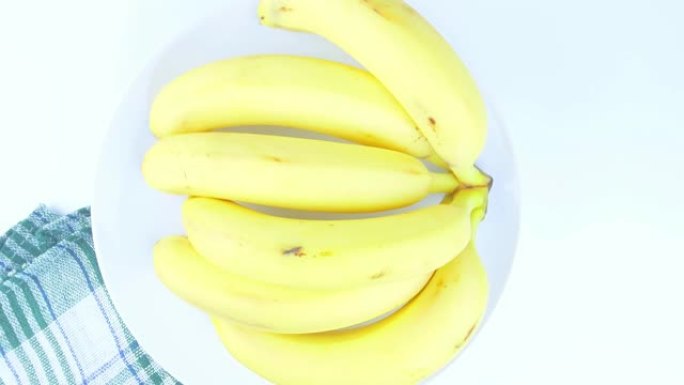 白色背景盘子里的香蕉。食品。果。视频。