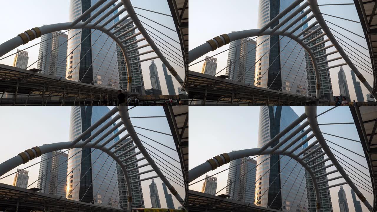 曼谷，泰国-2020年1月18日: 时间流逝建筑美丽的建筑桥梁走道位于泰国，曼谷冲农西，是BTS站，