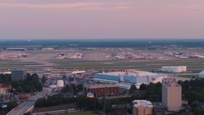 亚特兰大航空v293特写镜头在日落时分在哈茨菲尔德-杰克逊机场上空低空飞行