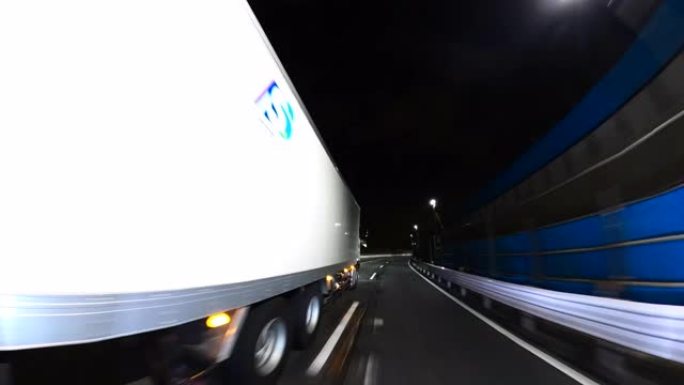 高速公路上的夜间驾驶