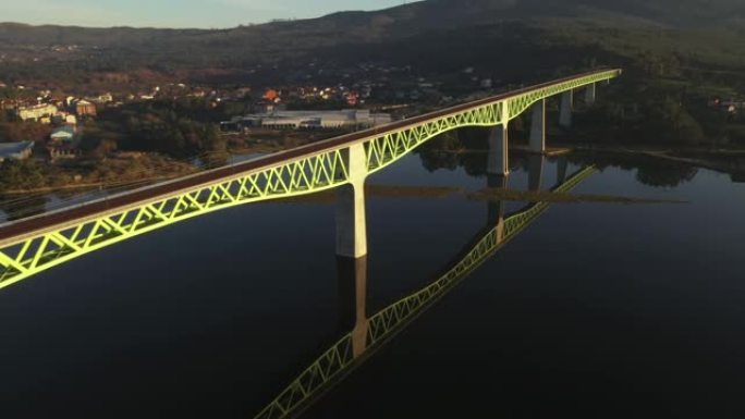 通过日落光从无人机拍摄的过河桥俯视图