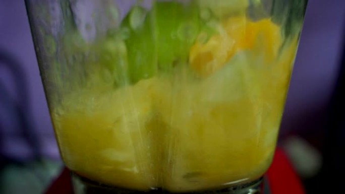 用蔬菜和水果准备健康的冰沙-超级慢动作