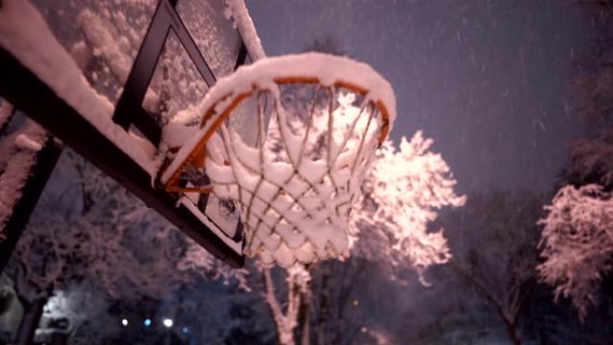 户外篮球篮筐满是雪