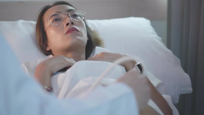 亚洲孕妇在医疗预约时接受超声波检查