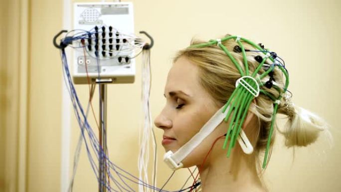 医生神经科医生监测女性患者的大脑功能。高清