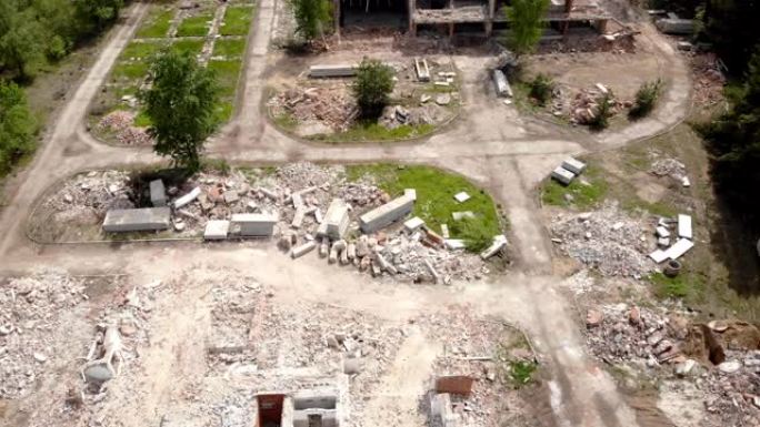 旧拆除工业建筑的空中无人机视图。一堆混凝土和砖块垃圾、碎片、瓦砾和废弃工厂的破坏废墟。
