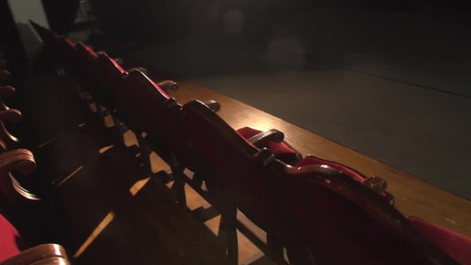 空剧院大厅红色天鹅绒木制座椅背光镜头耀斑剧院聚光灯