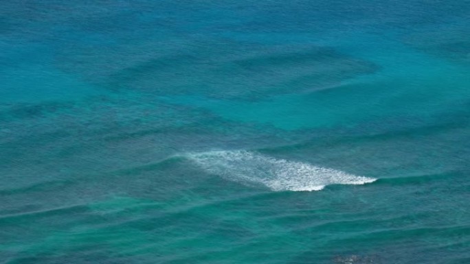 海浪冲破礁石海边海浪蔚蓝大海