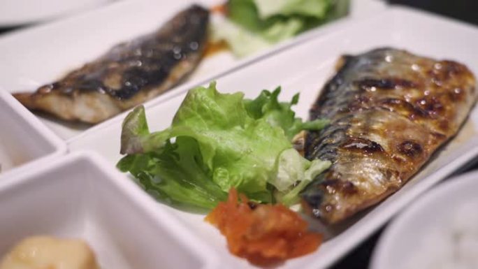 4k特写烤鲭鱼在照烧酱，日本食谱菜单，午餐时间，亚洲美食，家庭烹饪，维生素欧米茄3，荧光灯，橙色切片