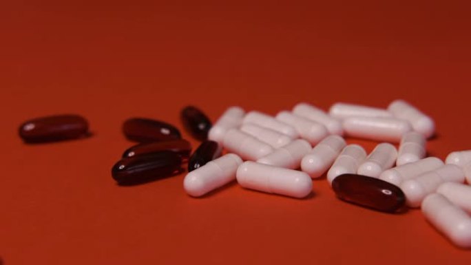 胶囊，白色黑色药片躺着，在红色桌子上滚动，背景，药物，病毒