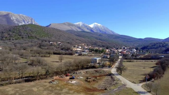 意大利中部一个有山的小镇的鸟瞰图
