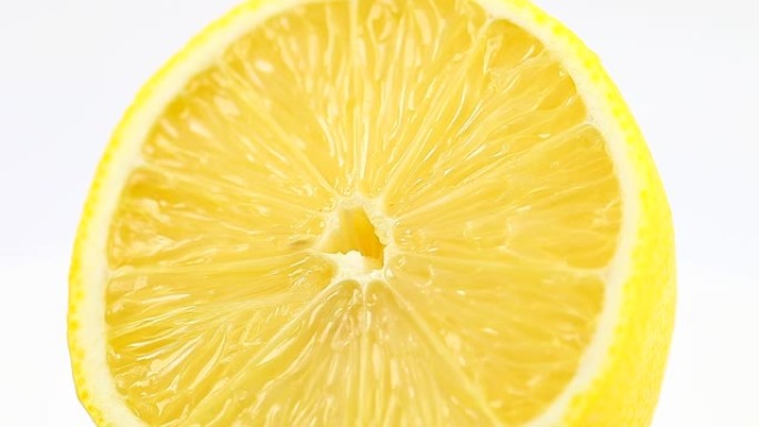 柠檬垂直旋转。切柑橘多汁的黄色水果。宏观特写镜头。