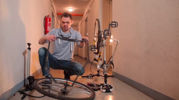 一个在车库里做自行车维修的人。