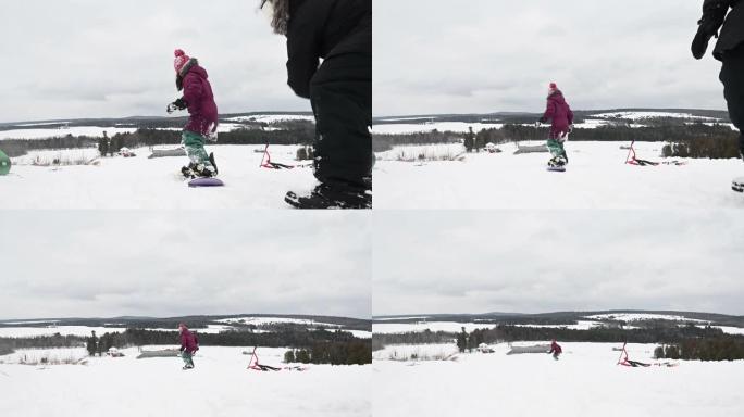 孙女和祖母滑雪板孩子雪山玩耍