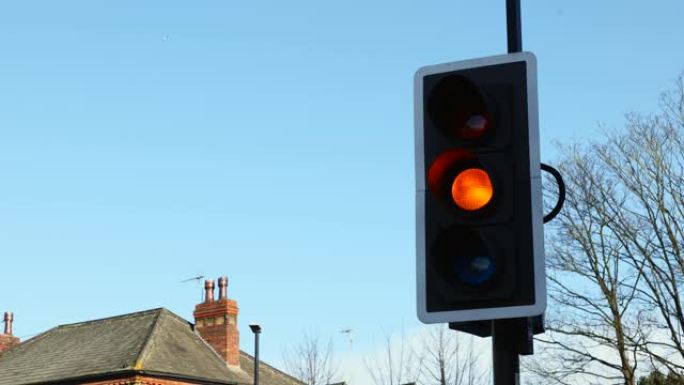 英国交通灯从绿色变为红色特写