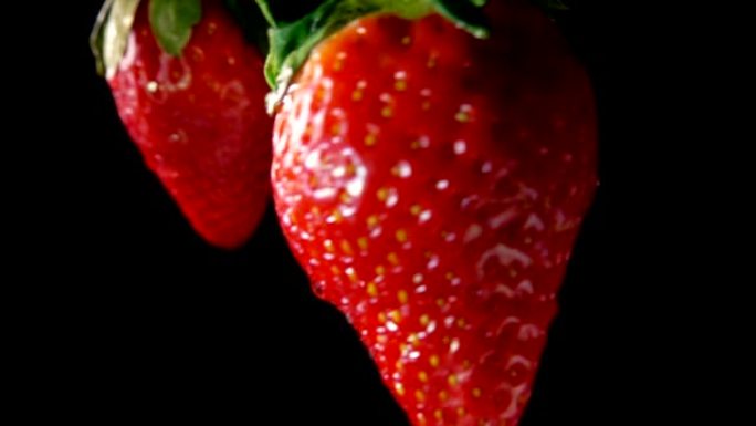 两个美味的大红草莓相互碰撞