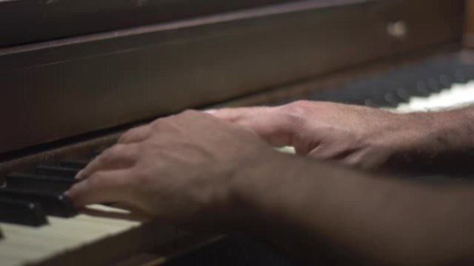 男人的手弹钢琴的特写