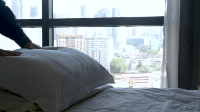 从卧室可以看到城市城市景观的床上的人在枕头上起毛