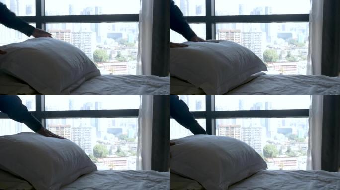 从卧室可以看到城市城市景观的床上的人在枕头上起毛