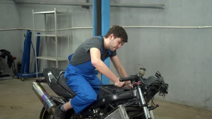 慢动作，技术人员坐在摩托车上修理
