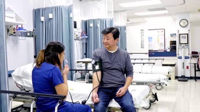急诊室护士检查男性患者的血压